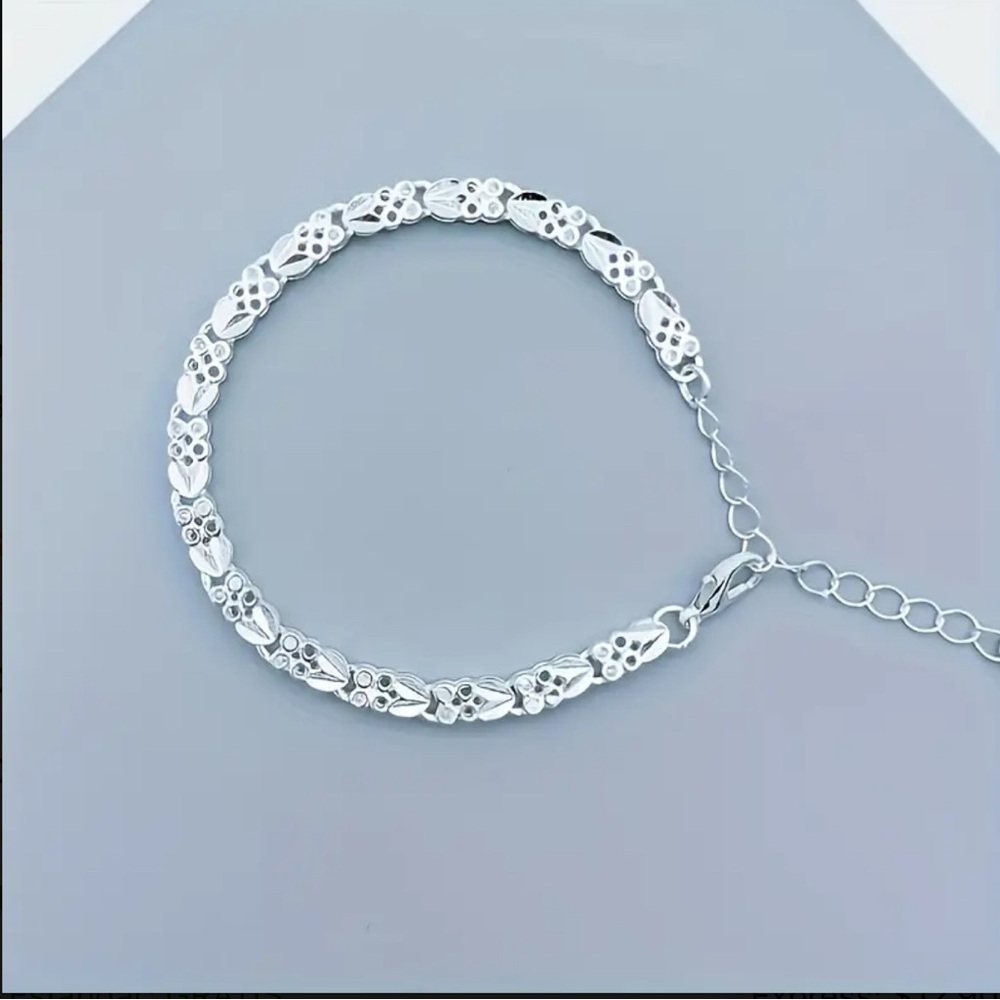 Silver Plated Bracelet Simple Alloy Design for Everyday NWT - Picture 4 of 7